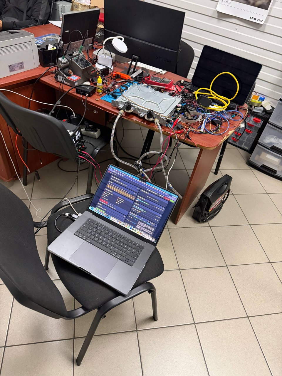 Laptop i moduły elektroniczne na stanowisku diagnostycznym