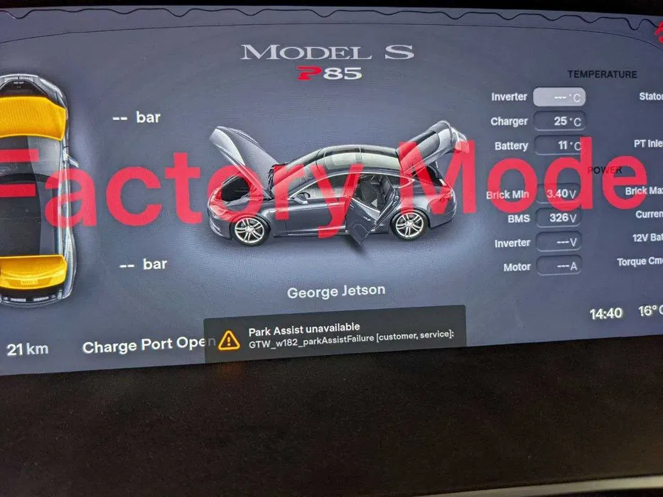 Ekran Tesla Model S w trybie Factory Mode