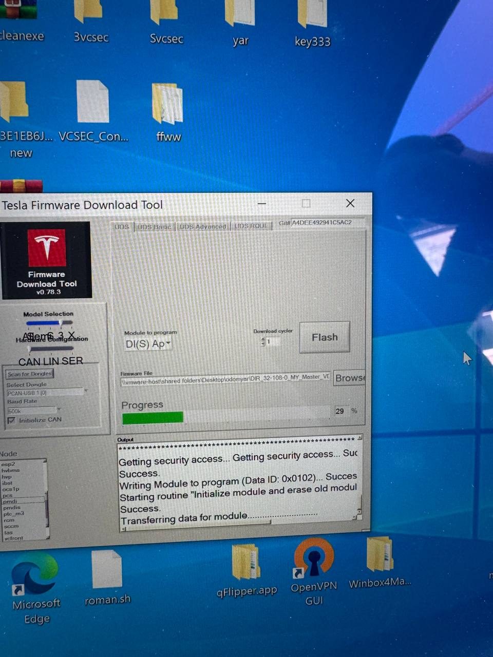 Narzędzie do programowania firmware Tesla podczas pracy serwisowej